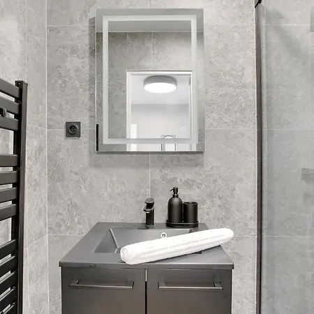 Modern And Air-conditioned In The Heart Of Le Marais * Parigi